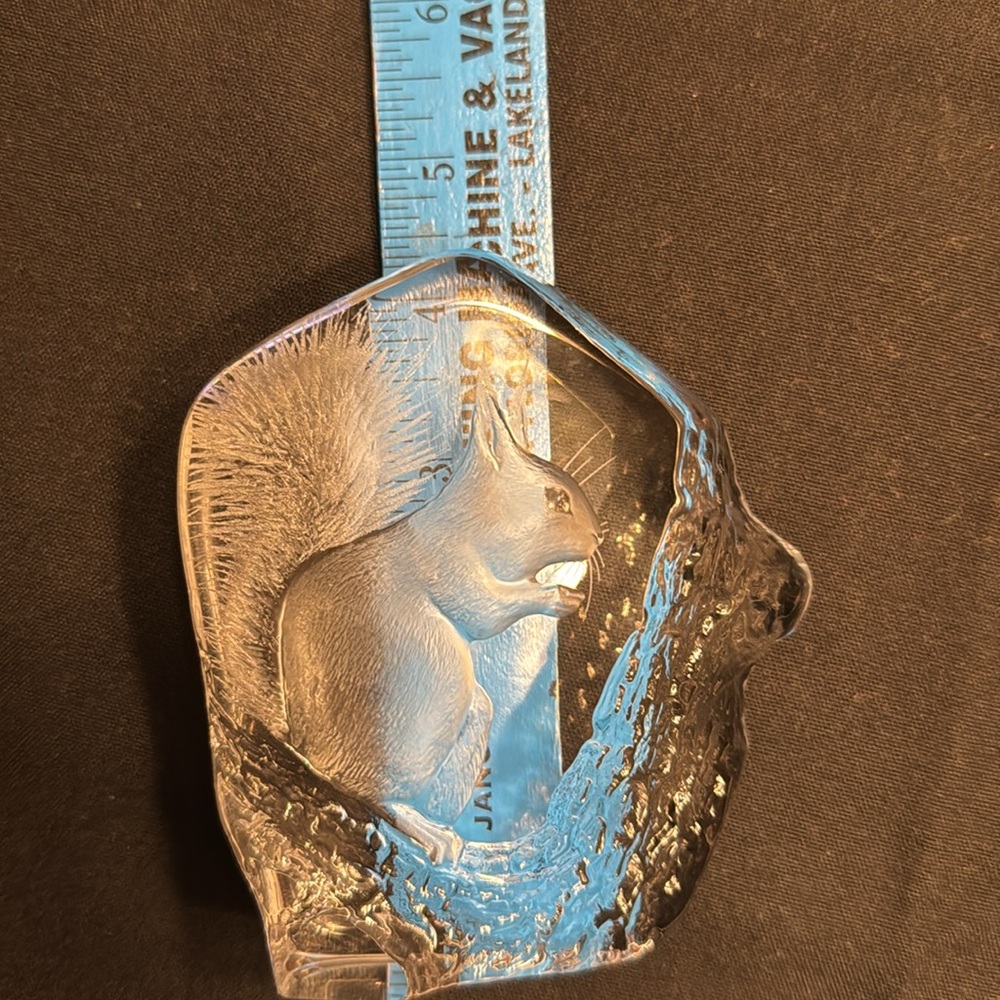 Signed & numbered Mats Jonasson lead crystal “squirrel” paperweight. - Picture 6 of 7